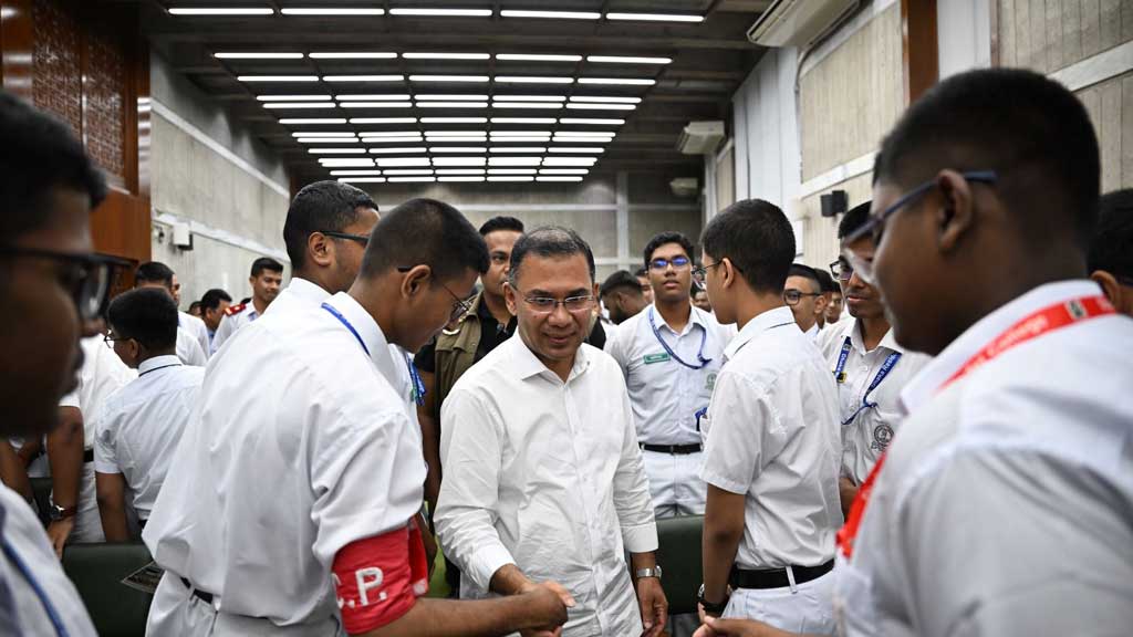 সংসদ পরিদর্শনে শিক্ষার্থীদের সাথে প্রধানমন্ত্রীর শুভেচ্ছা বিনিময়