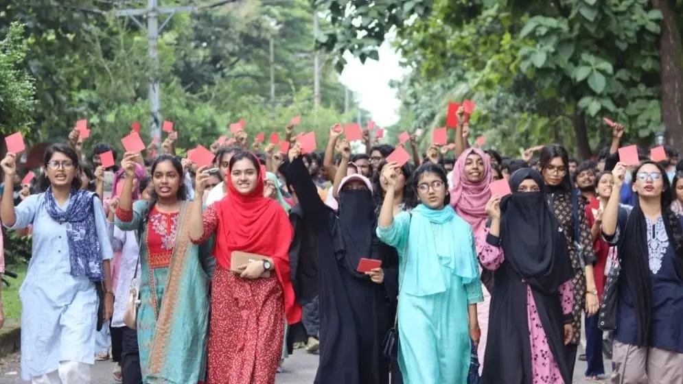চুয়েটে নতুন উপাচার্যকে লাল কার্ড, শিক্ষার্থীদের শাটডাউন