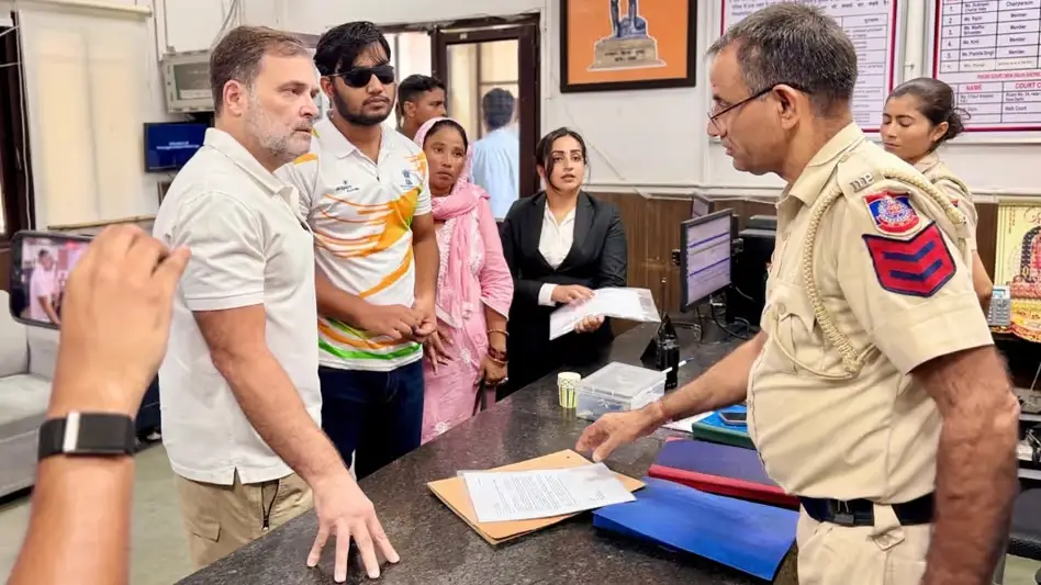 দিল্লিতে পেলেট গান ব্যবহারের অভিযোগ, আহত ছাত্রকে নিয়ে থানায় রাহুল গান্ধী