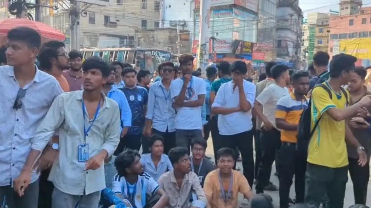 এইচএসসি পরীক্ষা স্থগিতের দাবিতে রাজশাহীতে সড়ক অবরোধ, শিক্ষামন্ত্রীর পদত্যাগের দাবিতে বিক্ষোভ