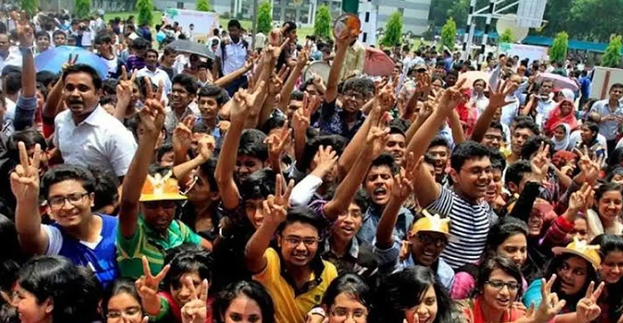 এইচএসসি পরীক্ষায় পাসের হার ৫২.১২ শতাংশ জিপিএ-৫ পেলেন ৪০ হাজার