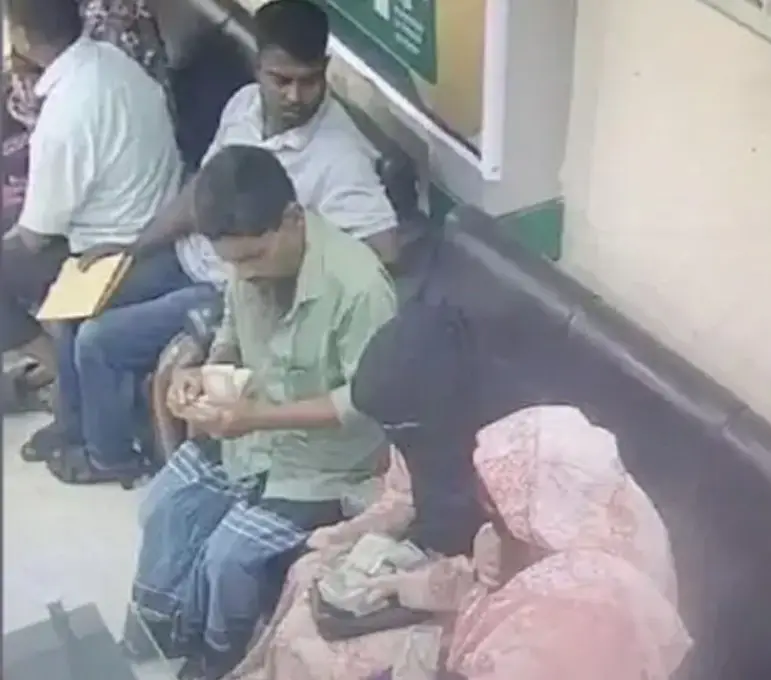 ব্যাংকে টাকা গোনার সময় ৪ লাখ টাকা নিয়ে উধাও যুবক