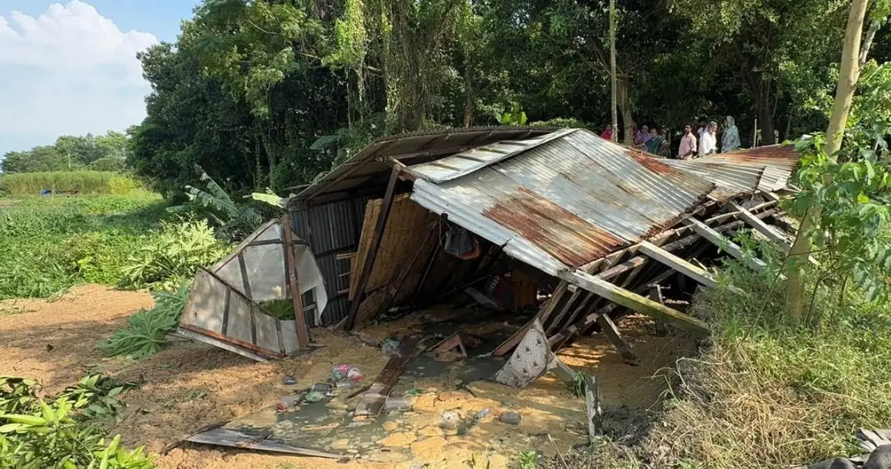 ধলেশ্বরীর ভাঙনে আতঙ্কে ১৫ পরিবার, নদীগর্ভে বসতঘর