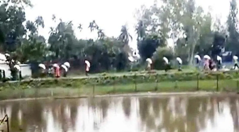 কুড়িগ্রামে সার না পেয়ে ডিলারের গুদাম ভেঙে সার নিয়ে গেল কৃষকেরা