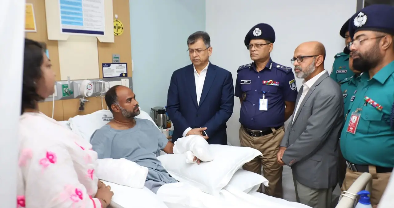 আহত পুলিশ কর্মকর্তা শাহ আলমকে দেখতে হাসপাতালে স্বরাষ্ট্রমন্ত্রী