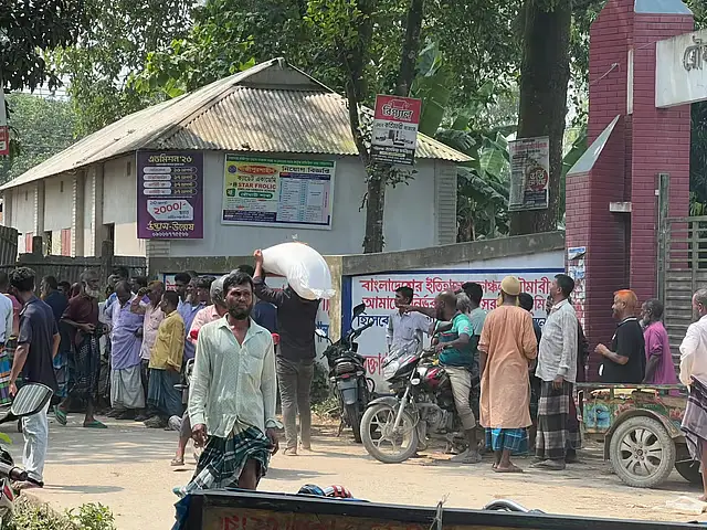 সার বিতরণে দেরি, ডিলারের গুদাম ভেঙে বস্তা নিয়ে গেলেন কৃষকেরা