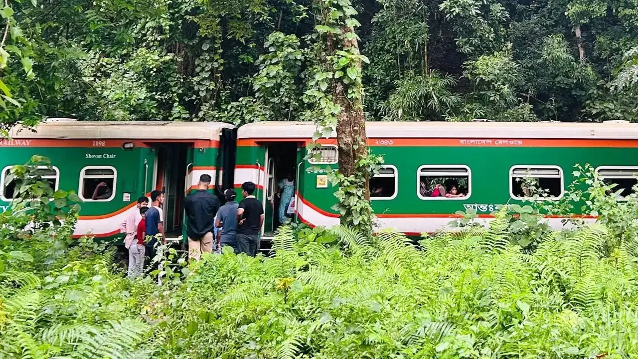 হুক ছিঁড়ে লাউয়াছড়ায় ৬ বগি ফেলে গেল পাহাড়িকা এক্সপ্রেস