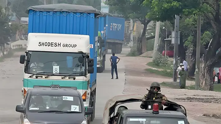 কঠোর নিরাপত্তায় রূপপুরের পথে ইউরেনিয়ামবাহী গাড়িবহর