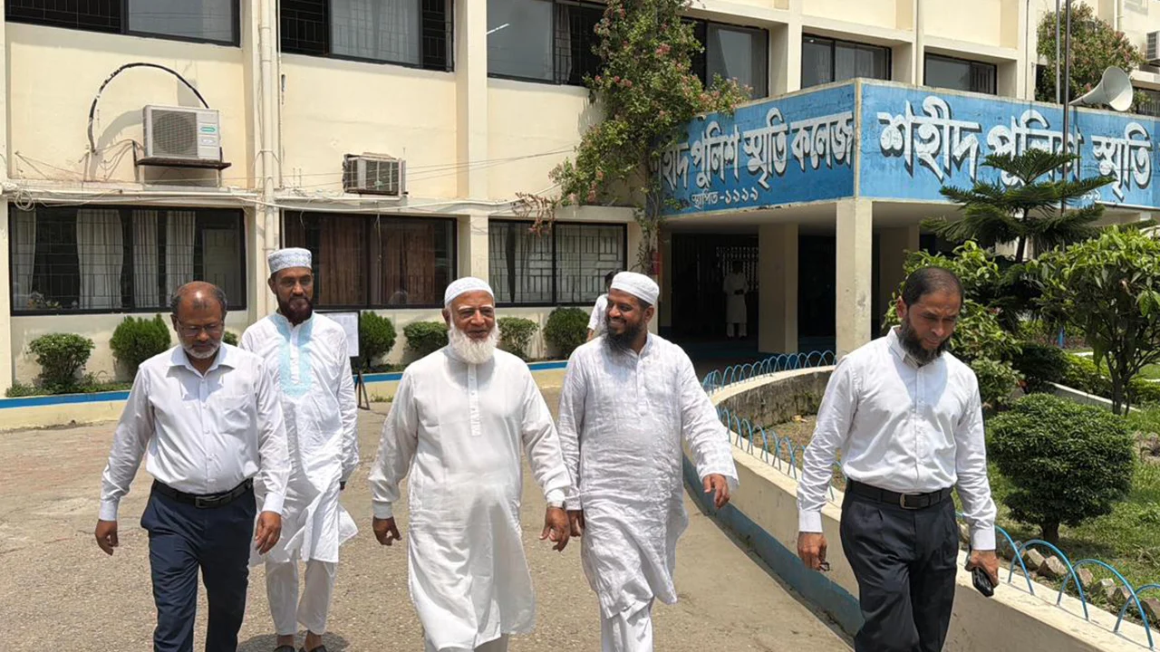 মিরপুরে এসএসসি ও সমমান পরীক্ষা কেন্দ্র পরিদর্শন করলেন বিরোধীদলীয় নেতা ডা. শফিকুর রহমান