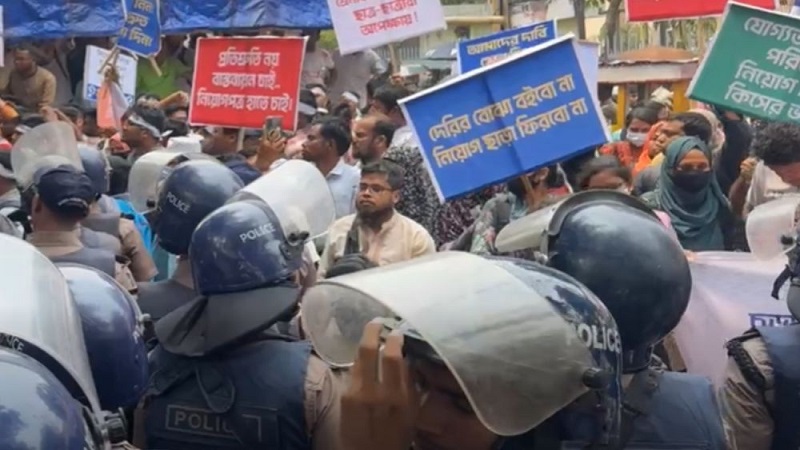 নিয়োগপত্রের দাবিতে শাহবাগে অবস্থান প্রাথমিক শিক্ষক সুপারিশ প্রাপ্তদের